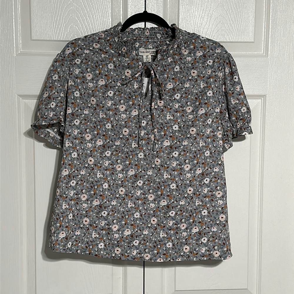 Faith and joy short sleeve blouse
size Large
NWT
Dusty blue floral